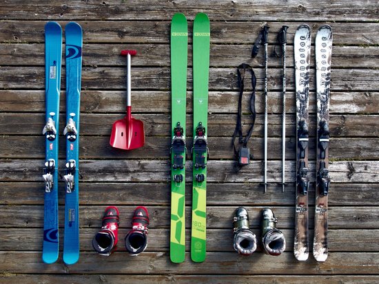 Comment bien choisir ses skis alpin 